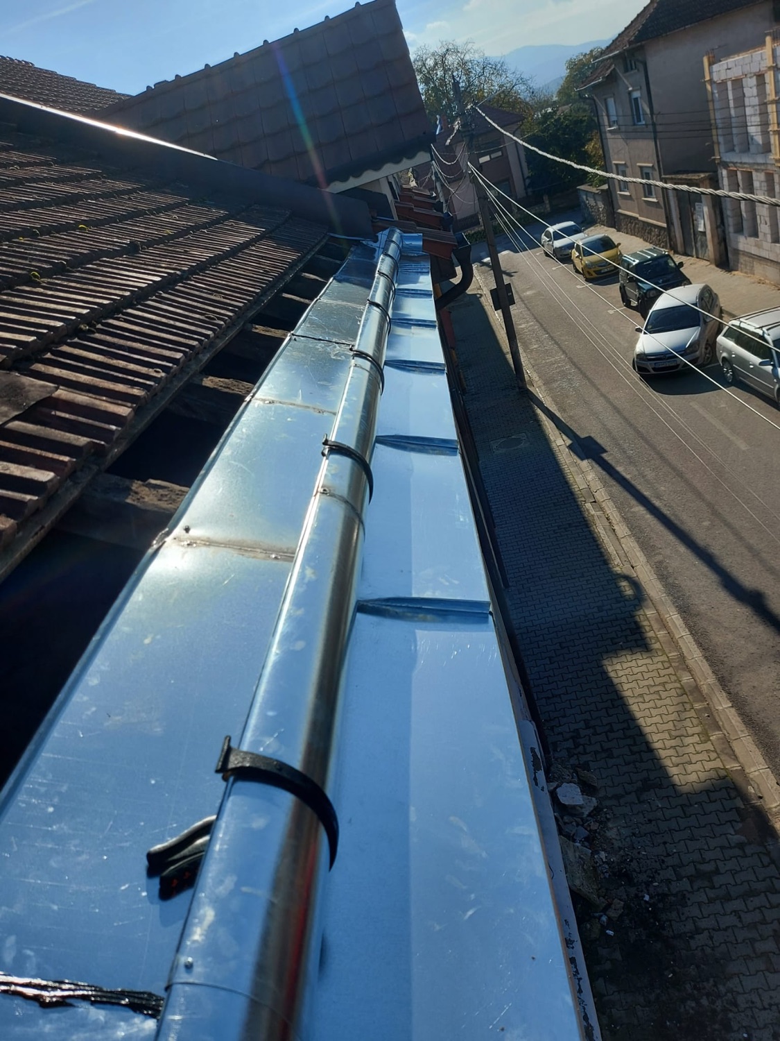 Montierte Dachrinne aus Metall