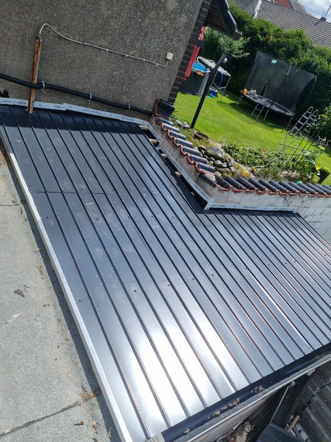 Neu montiertes Metalldach
